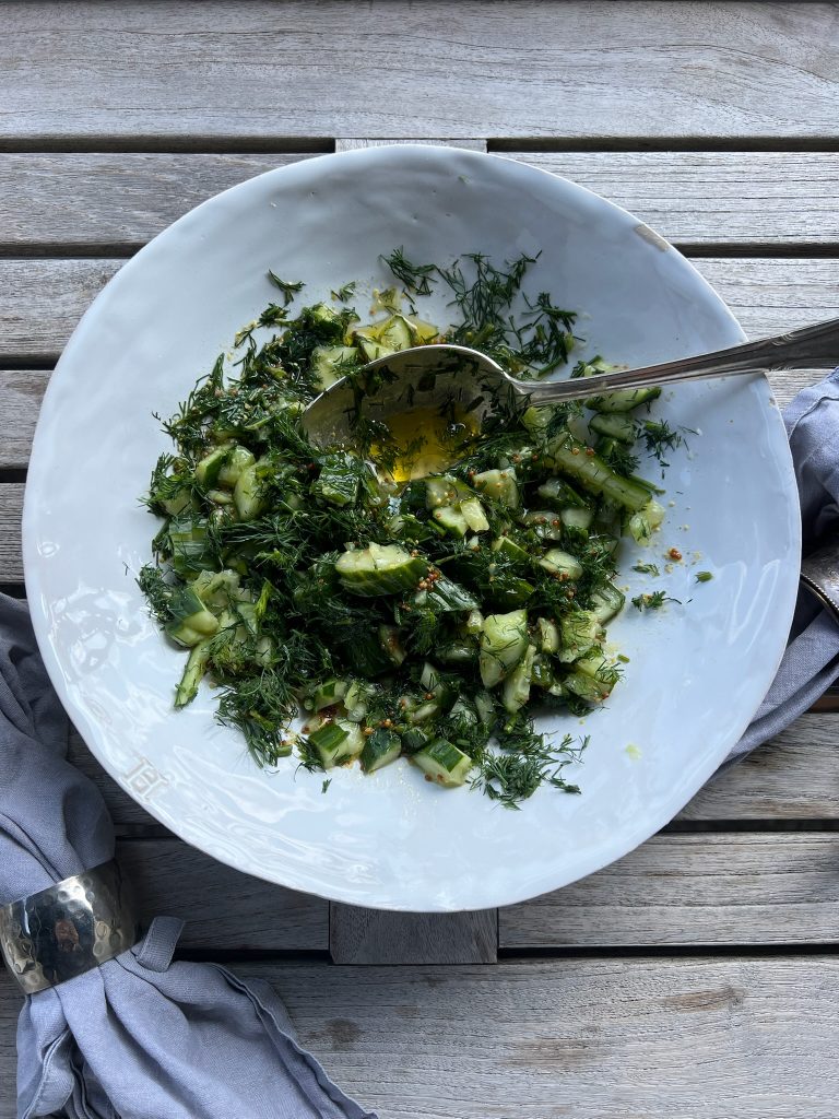 Gurkensalat in flacher Salatschüssel