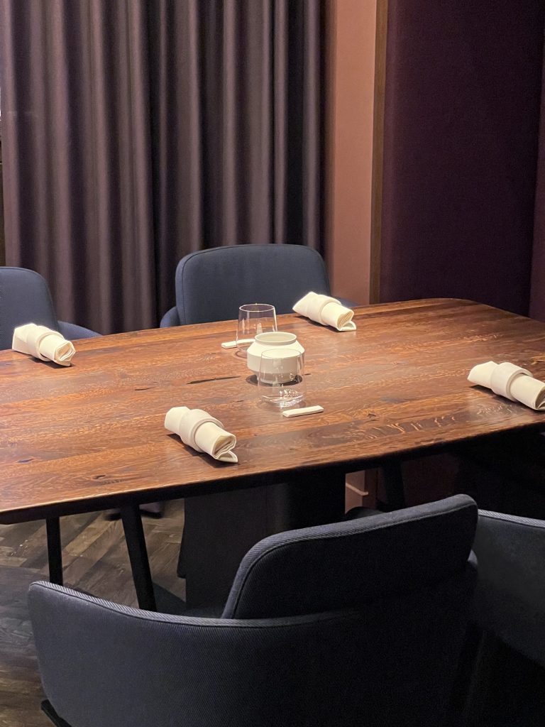 Laesa in Stuttgart mit Messerbänkchen und Serviettenringe aus Keramik