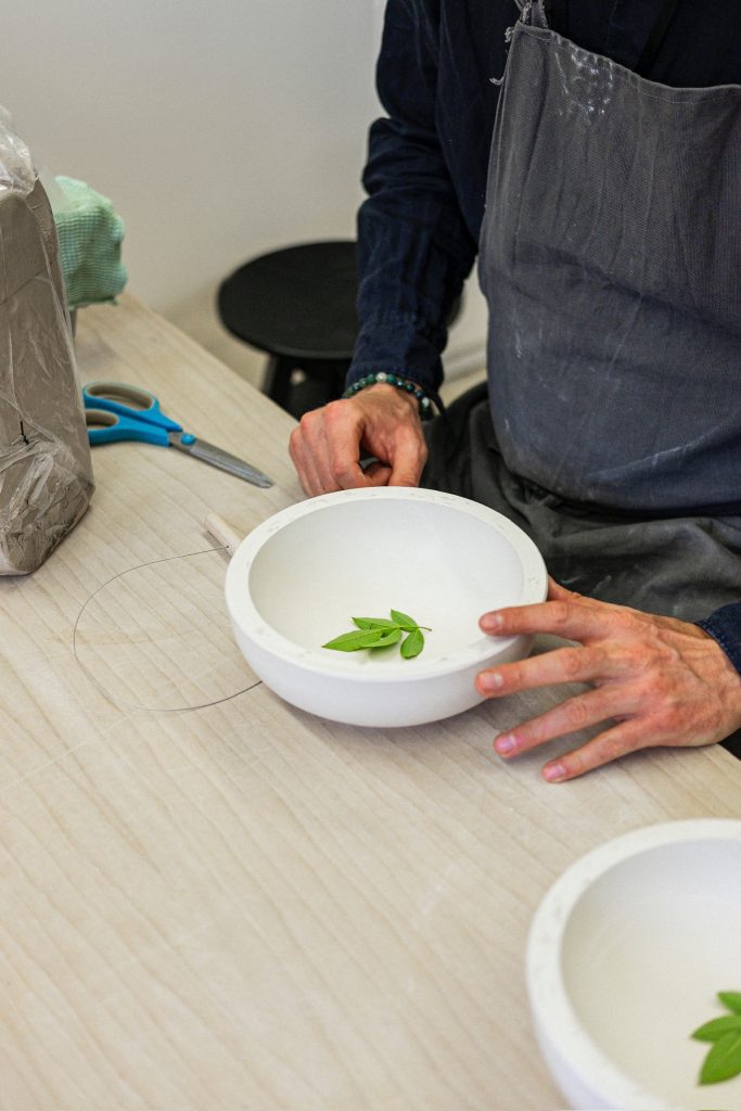 Gipsgegenform mit grünem Rosenblättern