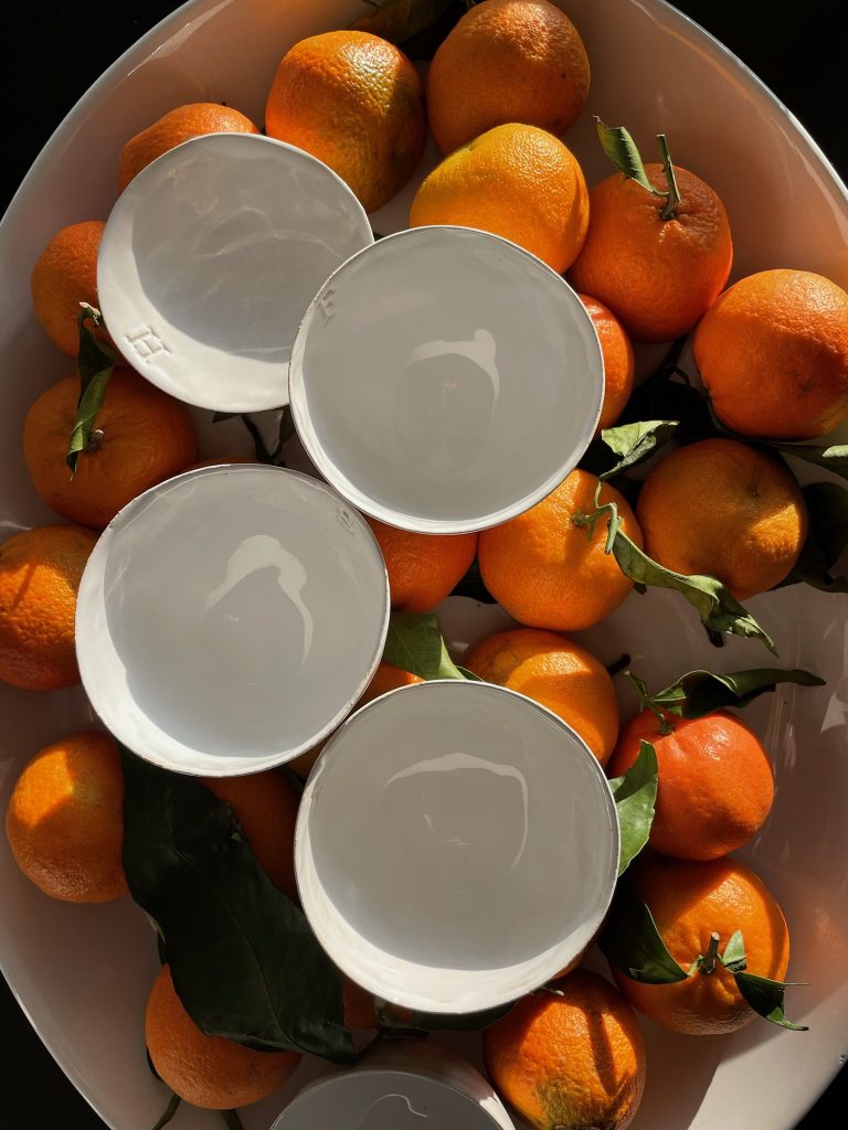 Schalen mit frischen Clementinen